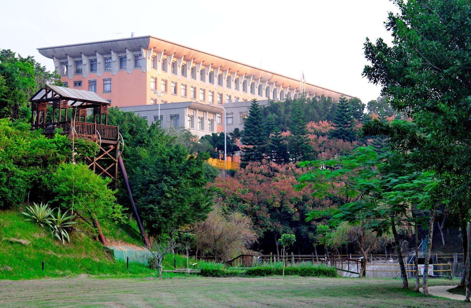 GIỚI THIỆU VỀ TRƯỜNG ĐẠI HỌC THƯƠNG MẠI VÀ CÔNG NGHỆ DỤC ĐẠT