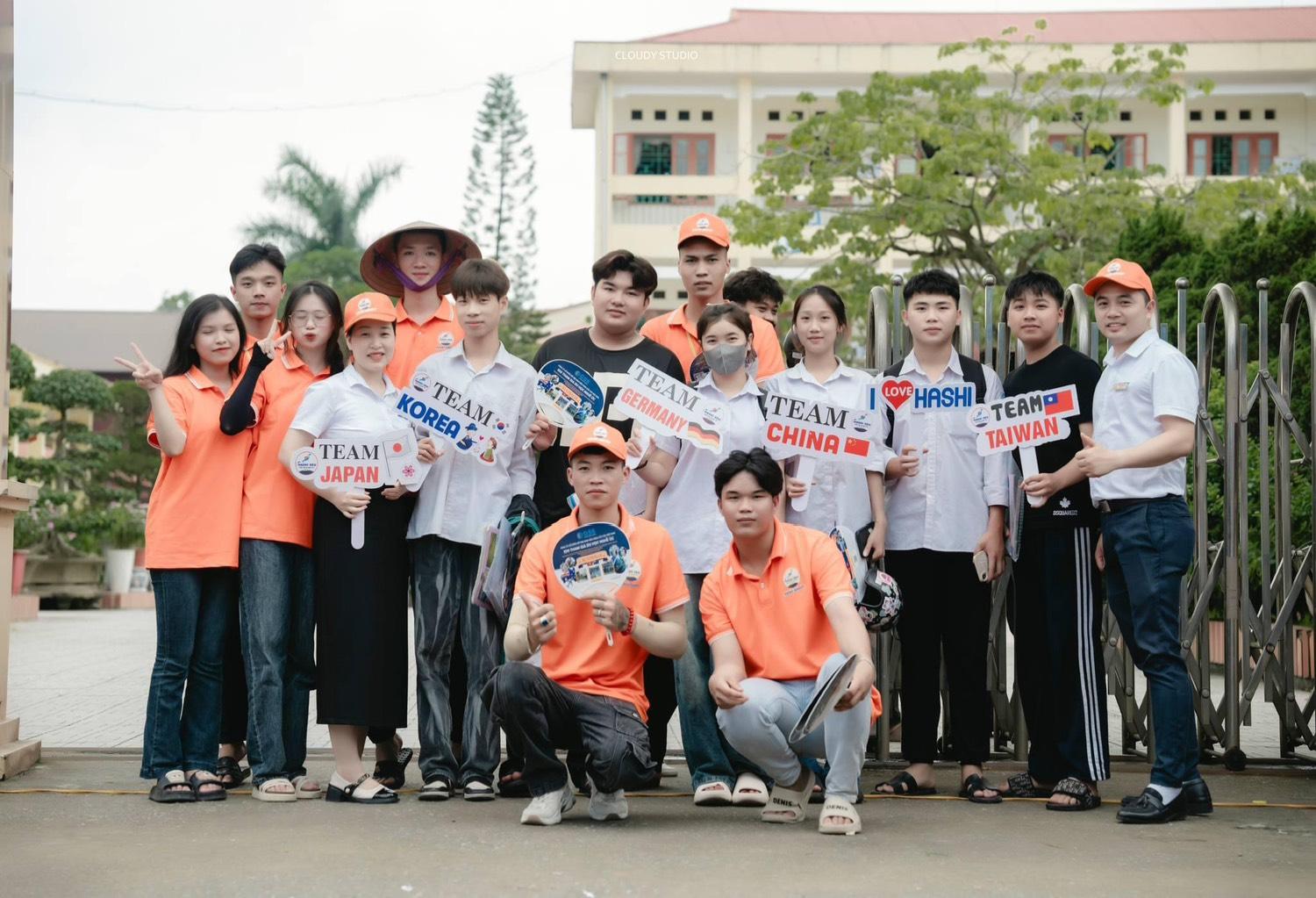 SẮC MÀU ÁO CAM CỦA HASHI GROUP RỰC RỠ XUYÊN SUỐT KỲ THI TỐT NGHIỆP THPT 2024